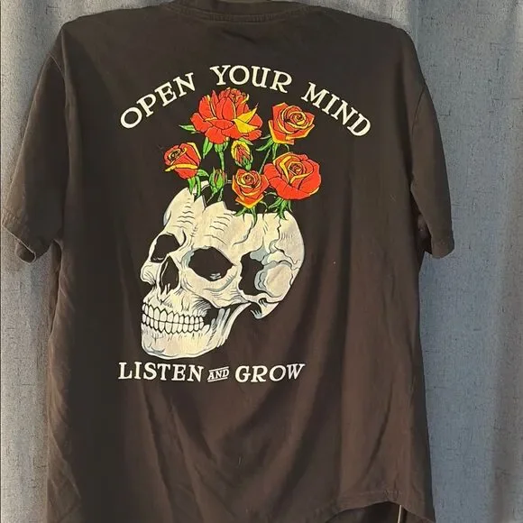 Dikotomy Black Short Sleeve Tee with Skull Graphic Size L - Picture 5 of 7